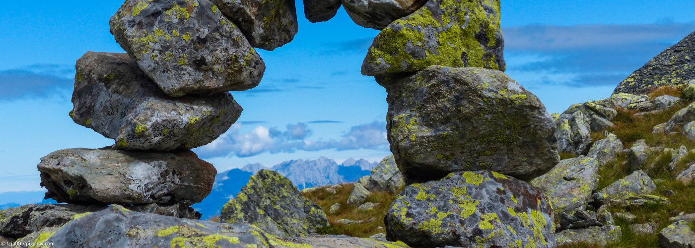 Bogen aus Steinen auf einem Berg