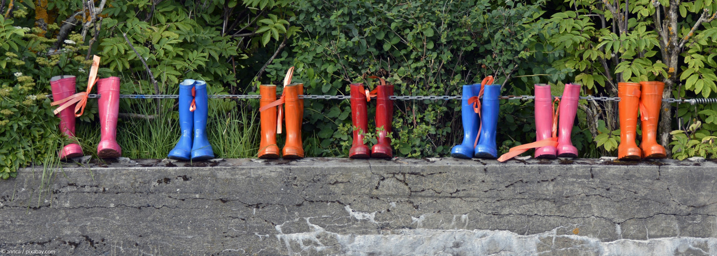 Gummistiefel auf einer Mauer