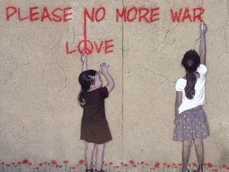 Kinder schreiben Frieden an die Mauer